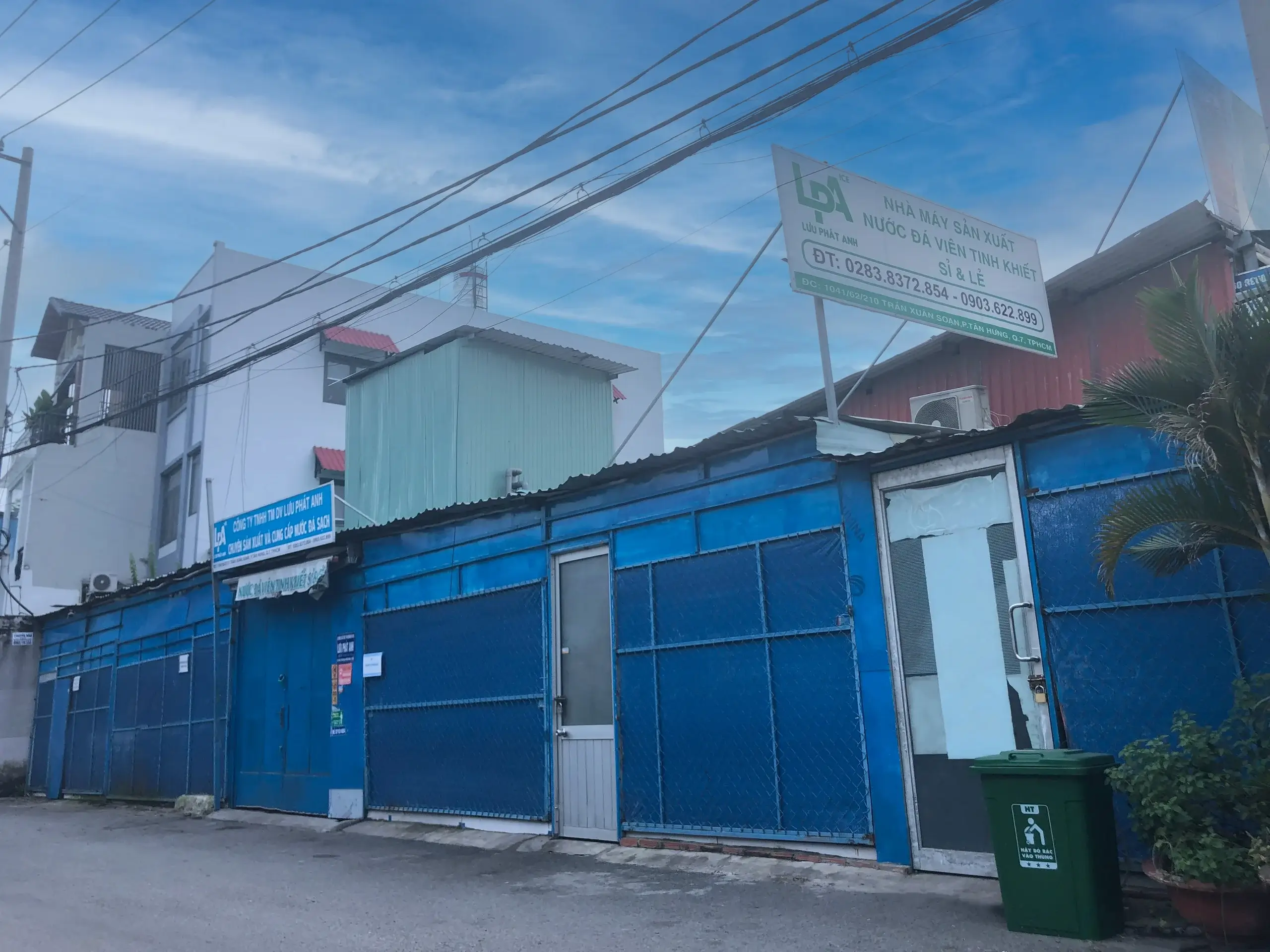 Khu vực bên ngoài nhà máy